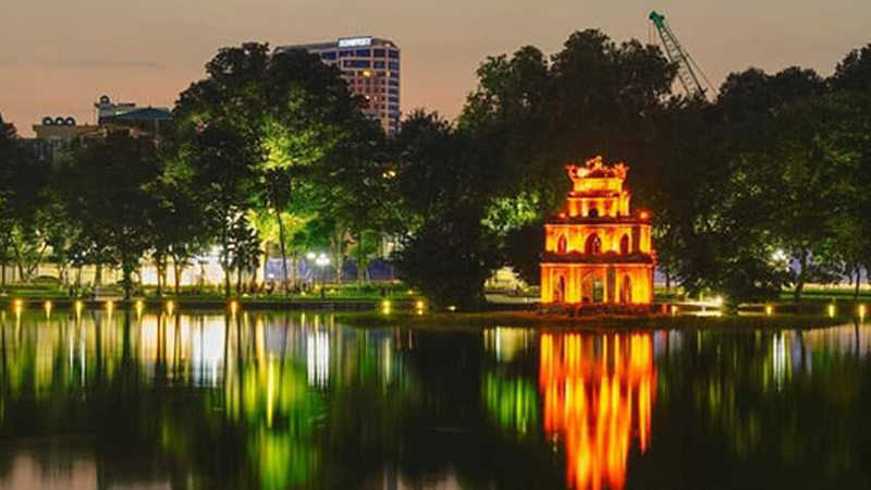 Hồ Gươm là điểm đến ý nghĩa cho mùa Giáng sinh